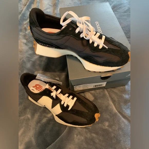 New Balance 327 Women's Black and White Sneakers size 8 - Picture 2 of 2